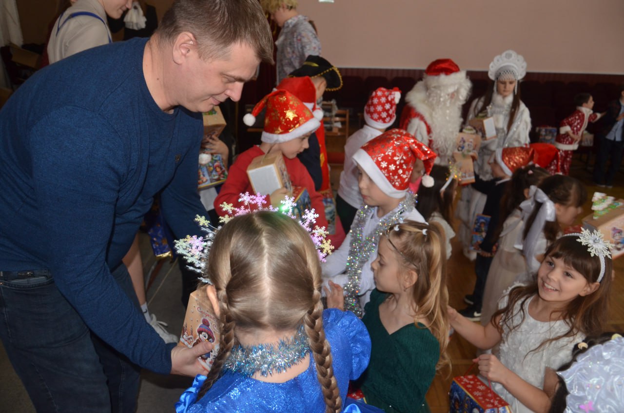 29 декабря 2025 года заместитель министра Минцифры ДНР Евгений Палихов посетил новогодний утренник в ГБОУ «СРЕДНЯЯ ШКОЛА № 1 ГОРОДСКОГО ОКРУГА СНЕЖНОЕ» ДОНЕЦКОЙ НАРОДНОЙ РЕСПУБЛИКИ