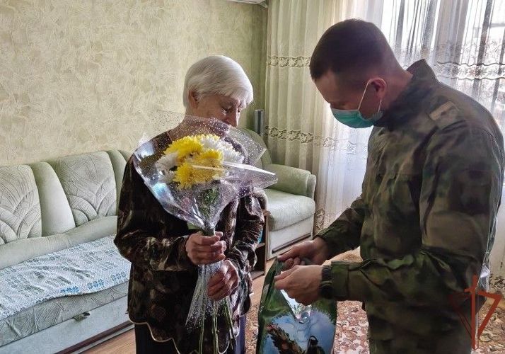 Росгвардейцы поздравили с наступающим Новым годом 97-летнюю труженицу тыла в ДНР
