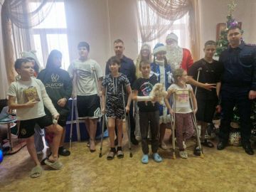 В преддверии Нового года офицеры СК России по Донецкой Народной Республике привезли подарки детям, проходящим лечение в медицинском учреждении