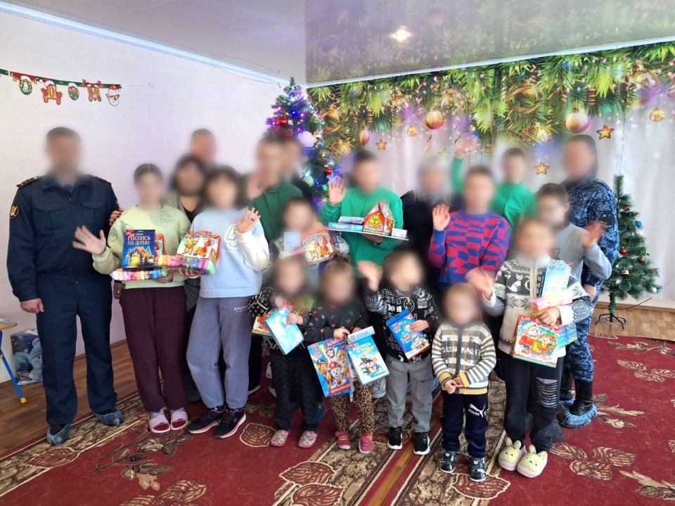 Сотрудники ИК-12 поздравили воспитанников социального центра с Новым годом