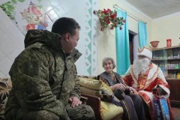 Атмосфера торжества и домашнего уюта: Военнослужащие ВС РФ передали новогодние подарки жителям освобожденных территорий в ДНР