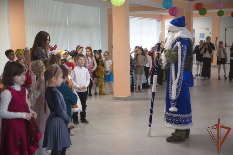 Росгвардейцы в рамках акции «Дед Мороз специального назначения» поздравили с Новым годом детей в городе Мариуполе (видео)