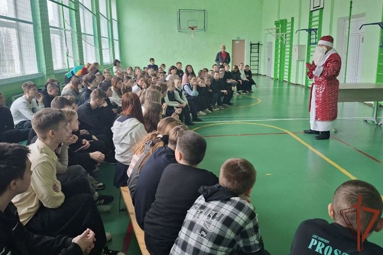 Школьники в ДНР получили подарки от росгвардейского Деда Мороза
