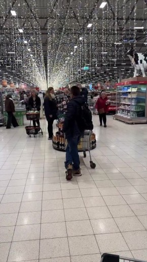 В супермаркетах Донецка и всей России сегодня снимают «В мире животных»