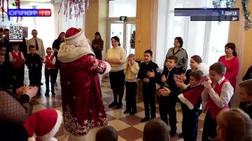 Помощники Деда Мороза. Детей из Донецка и Амвросиевки поздравила команда Деда Мороза