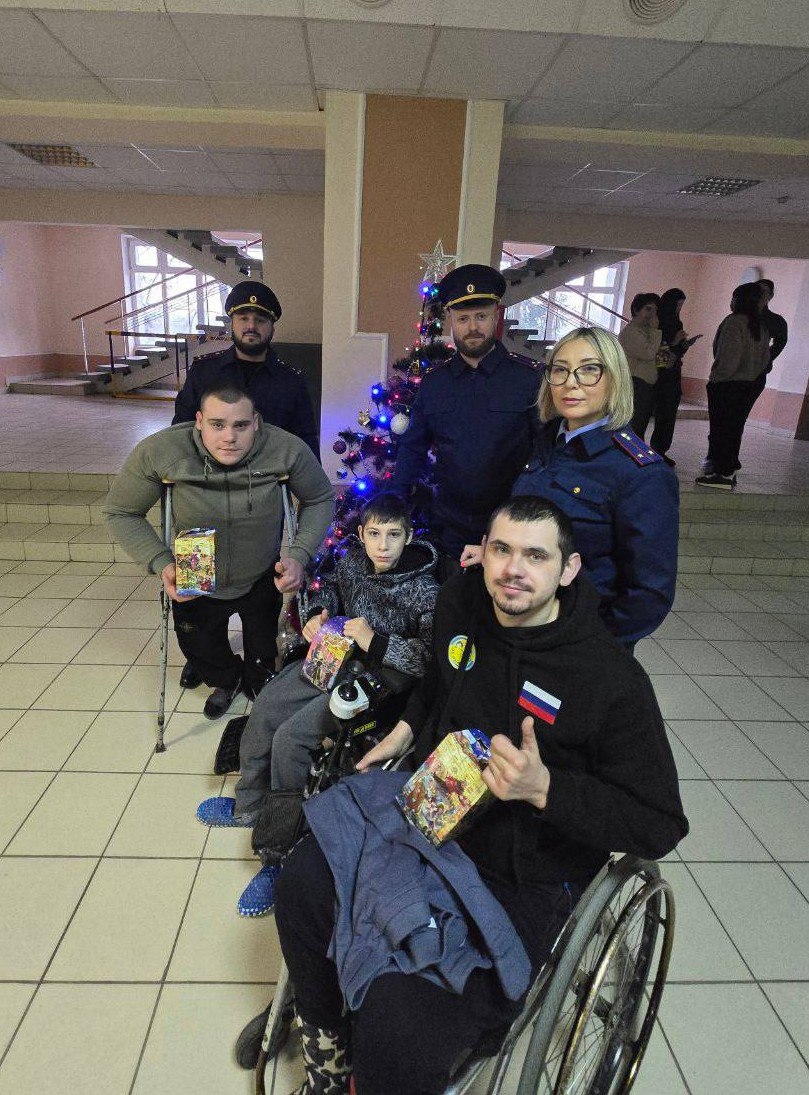 Сотрудники следственного управления вручили подарки юным спортсменам