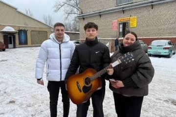 Подростку из Горловки передали в подарок акустическую гитару от сенатора России
