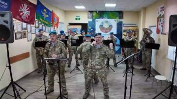 1 Псковские десантники поздравили детей подшефной школы в ДНР с Новым годом