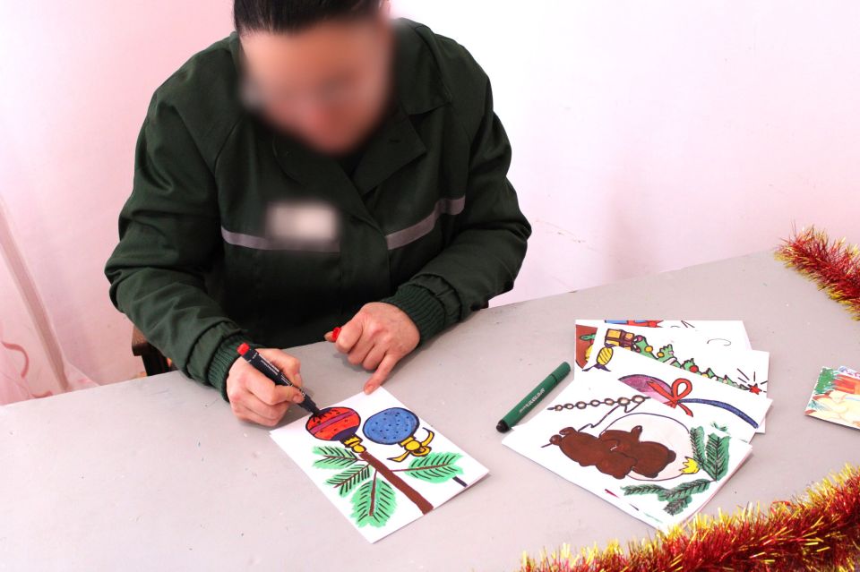 Осужденные женщины подготовили новогодние открытки для своих родных