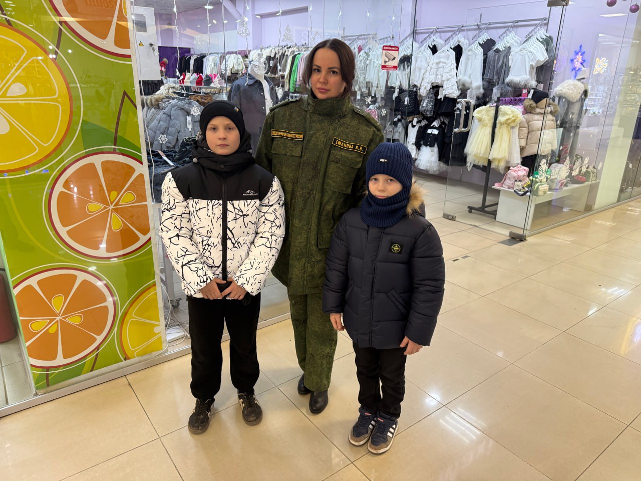 Сотрудники следственного управления Следственного комитета России по Донецкой Народной Республике в новогодние праздники навестили многодетную семью из Донецка