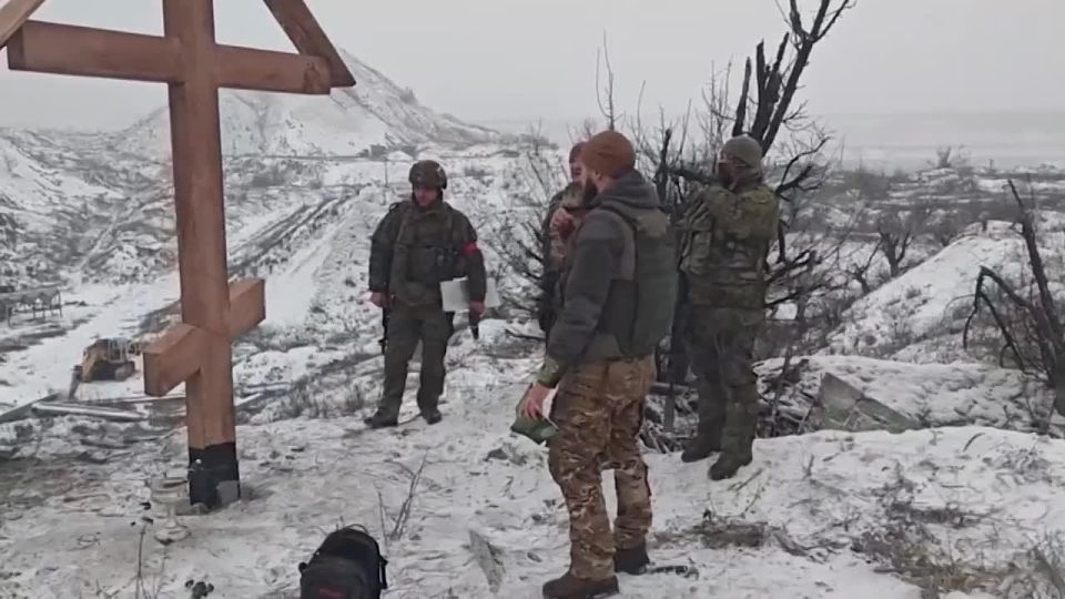 Доброй ночи, Донбасс!. Российские военные установили поклонный крест на высоте в Белогоровке В канун Рождества Христова войсковой священник и военнослужащие 7-й отдельной гвардейской мотострелковой бригады 3-й общевойсковой...