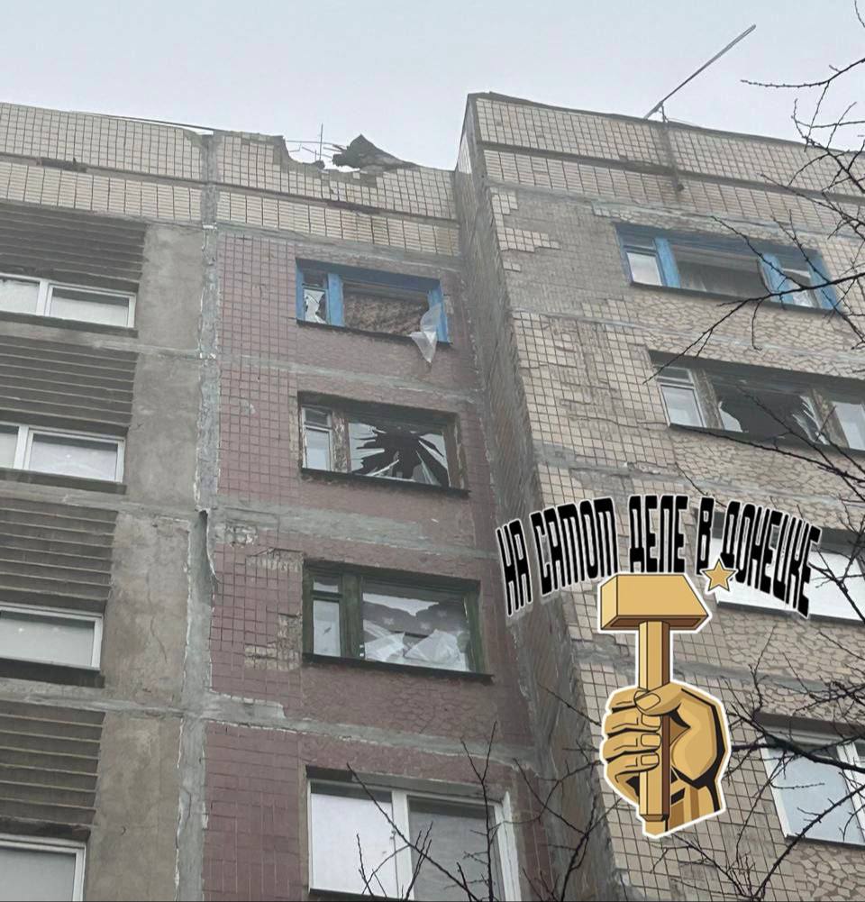 Последствия одного из ударов FPV-дрона ВС РФ по антенне связи ВСУ в оккупированном Краматорске, которые сознательно их устанавливают на жилые многоквартирные дома гражданских для красивой медийной картинки в будущей...