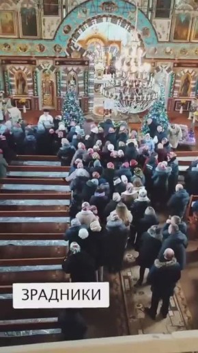 Кастрюлеголовая фанатка Майдана в крысу снимает адекватных людей, которые пришли на Рождественскую службу с планами сдать их в СБУ