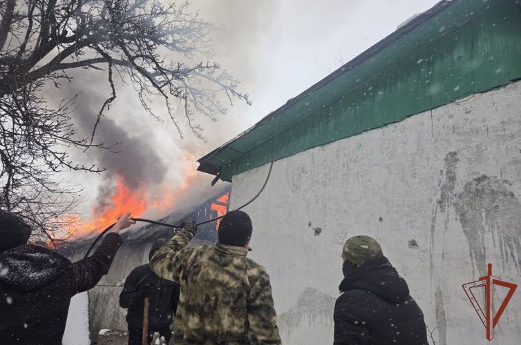 В ДНР росгвардейцы спасли местных жителей из пожара (видео)