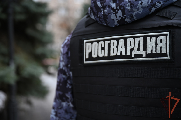 Сотрудники Росгвардии оказали помощь подростку, потерявшему сознание во время богослужения в Донецке