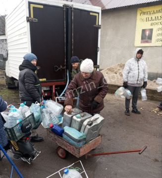 В условиях острого кризиса с водоснабжением, производители воды в Донецке продолжают активно поддерживать горожан