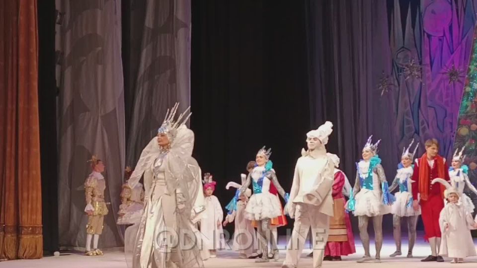 На основной сцене Донецкой муздрамы продолжается показ сказки «Снежная королева» в постановке режиссера Анны Цыбань