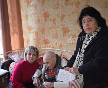 Сегодня сотрудники Управы Ворошиловского района вместе с председателем районного совета ветеранов поздравили участника Великой Отечественной войны Юрия Матвеевича Карибова с днём рождения!