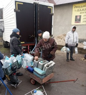 В условиях острого кризиса с водоснабжением, производители воды в Донецке продолжают активно поддерживать горожан