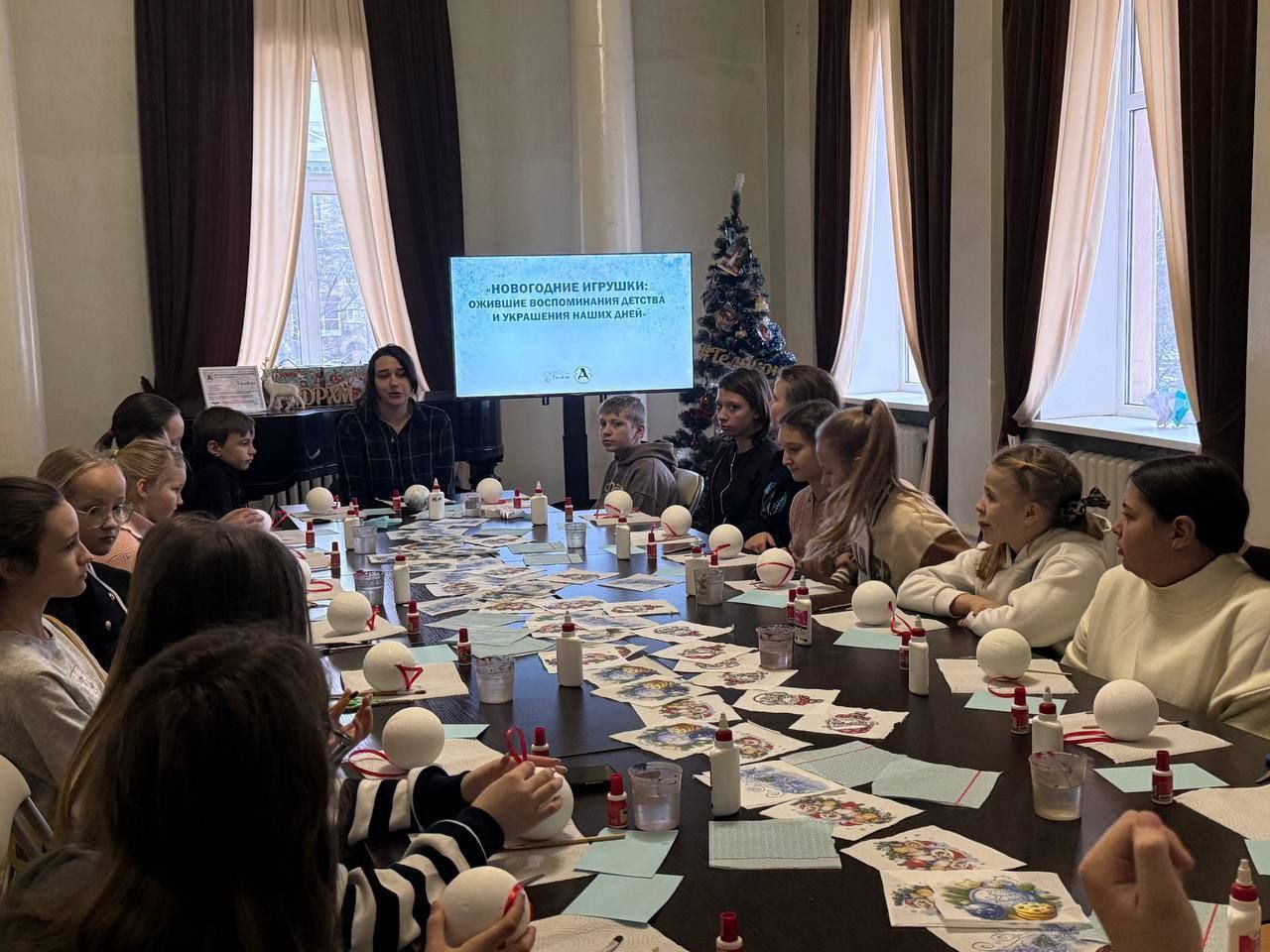 Новогодние занятия в художественном музее дарят детям творчество и праздник!