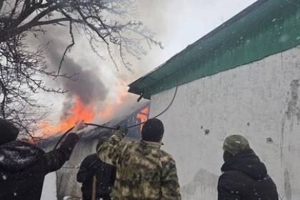 Росгвардейцы в ДНР спасли людей из пожара на участке частного дома