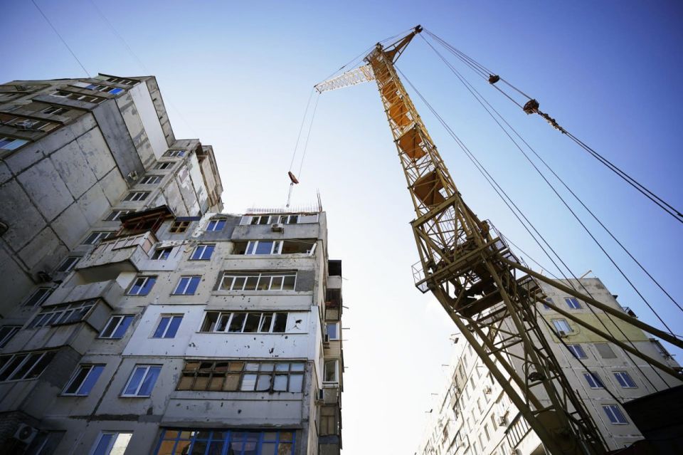 В ДНР за 2025 год восстановили почти 800 зданий