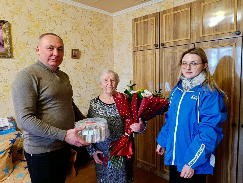 Михаил Меренков: Совместно с активистами партии «ЕДИНАЯ РОССИЯ» поздравили жительницу блокадного Ленинграда Раису Михайловну Амосову с Днем рождения