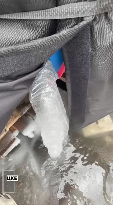 На улице -6°C. Из-за мороза в Донецке большинство бочек с водой (особенно те, где нет большой текучки людей и не отогреваются краны) — замёрзли… ПОДПИСАТЬСЯ