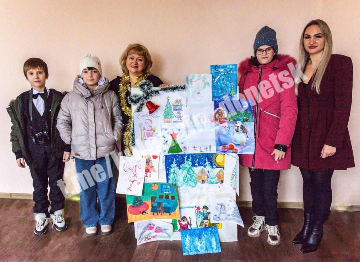 Сегодня сотрудники управления опеки и попечительства администрации г. о. Донецк организовали выставку детского творчества для детей льготной категории Киевского района