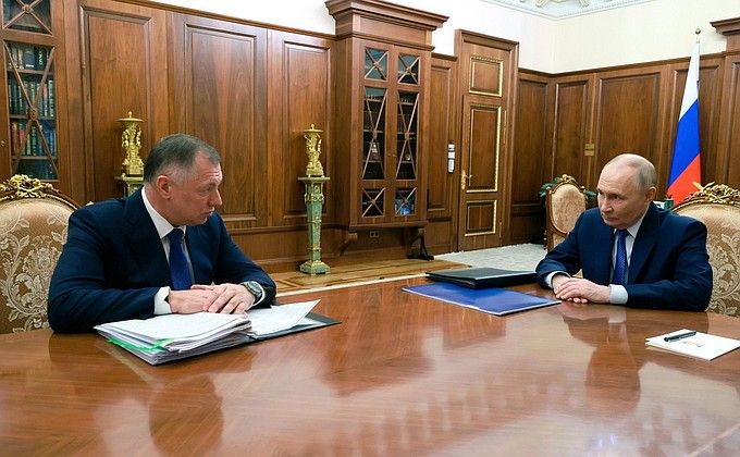 Марат Хуснуллин доложил Президенту об итогах 2025 года в строительной сфере. В частности, выполнены все планы по развитию дорожного полотна. За пять лет смертность на дорогах снизилась почти на 25 процентов. Отдельно затронут вопрос водоснабжения Дон