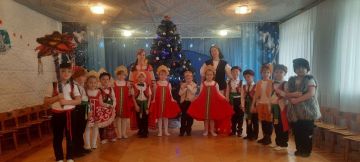 Сегодня, 14 января 2026 года, в рамках проекта "Дети Донбасса" реализуемого Единой Россией, в дошкольных образовательных учреждений Кировского района города Донецка прошли тематические праздники, посвященные Старому Новому...