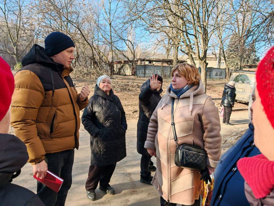 Михаил Меренков: Сегодня заместитель руководителя Управы Буденновского внутригородского района Олег Ефремов провёл встречу с жителями дома 27 по улице Октября