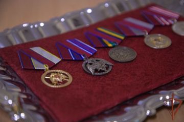 В ДНР командующий группировкой войск национальной гвардии вручил награды отличившимся сотрудникам