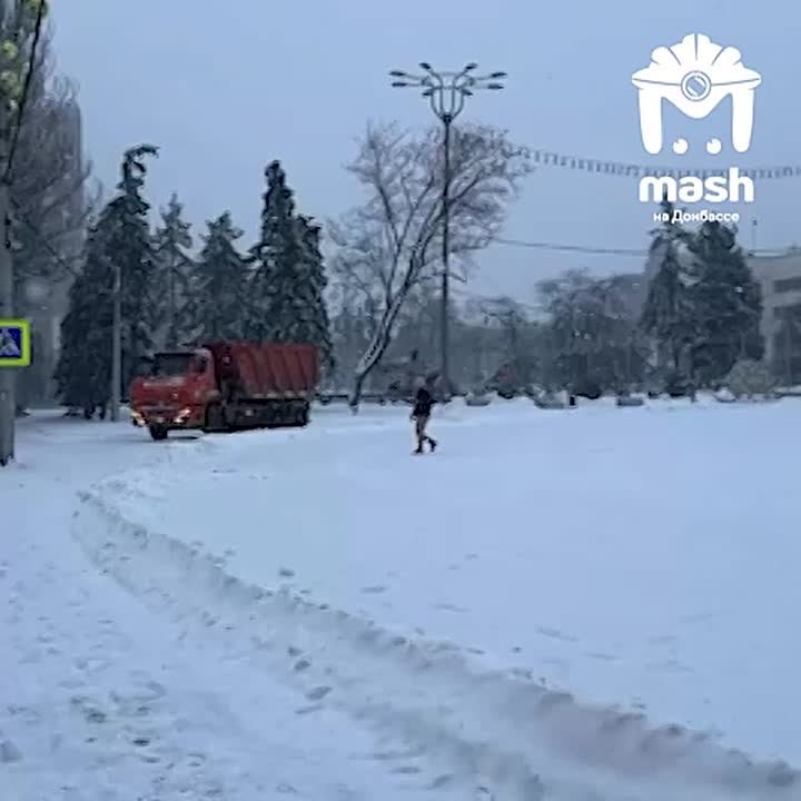 Прогноз погоды не подвёл, и Донецк засыпало снегом