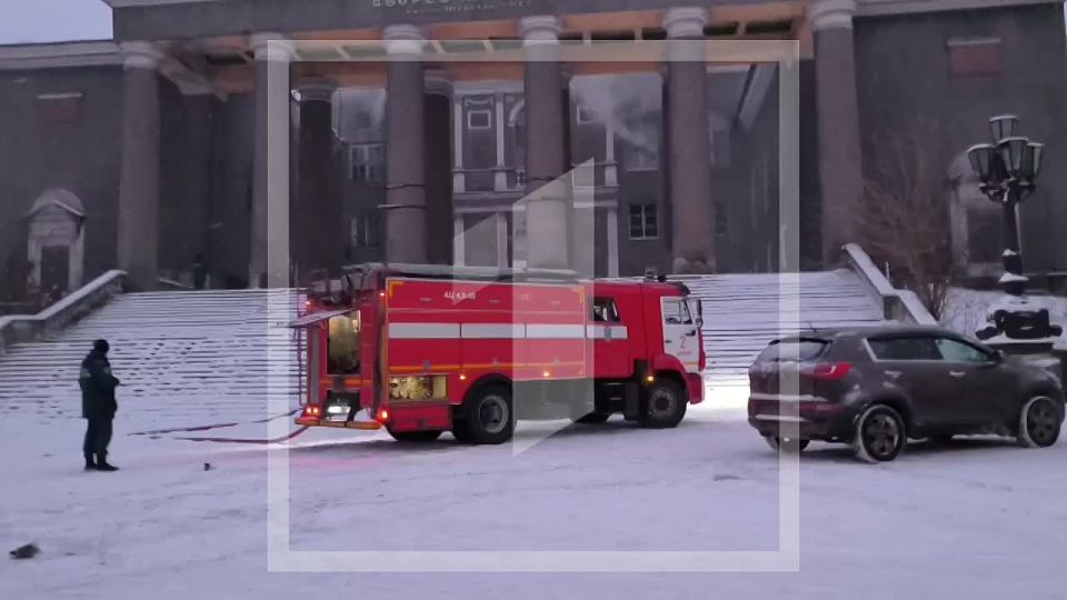 В Донецке на Боссе горит здание Дворца культуры имени XXI съезда КПСС