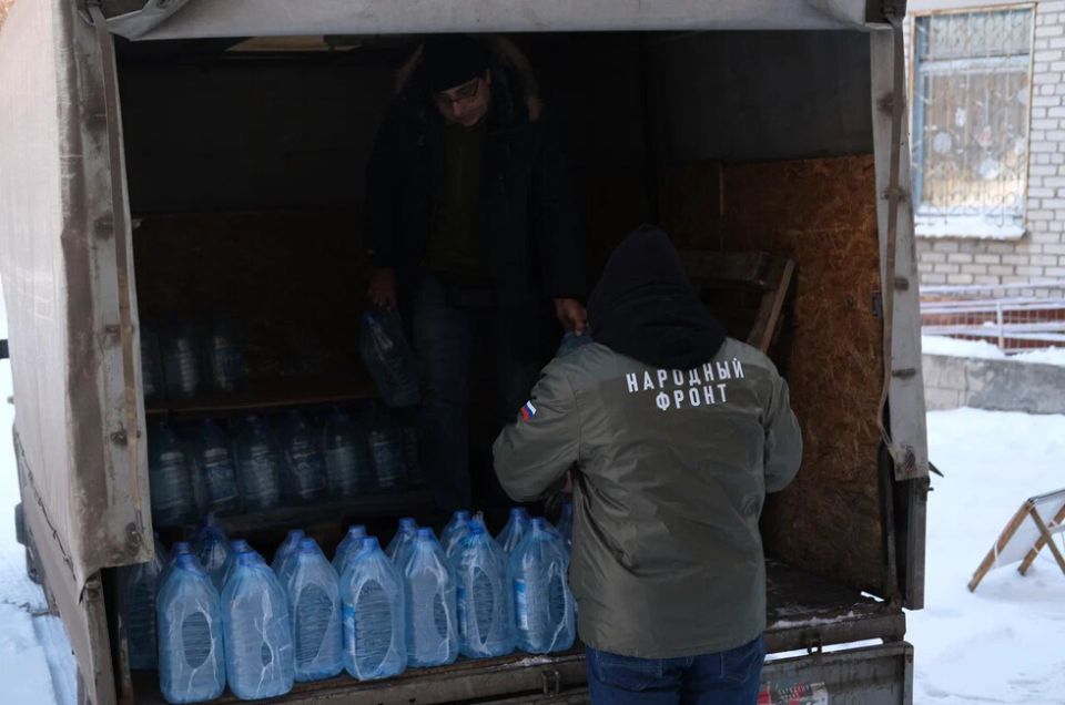 Молодежка Народного фронта ДНР передала 4 тонны воды донецким больницам