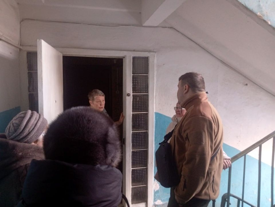 Александр Черников проверил подачу тепла в доме на улице Бирюзова в Кировском районе Донецка