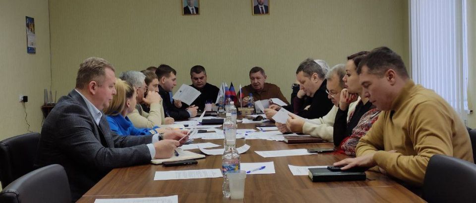 РАБОТА КОМИТЕТОВ. Сергей Скиданов провел заседание постоянного комитета по вопросам городского хозяйства и муниципальной собственности с участием председателя Донецкого городского совета Юрия Атаманова, заместителя главы...