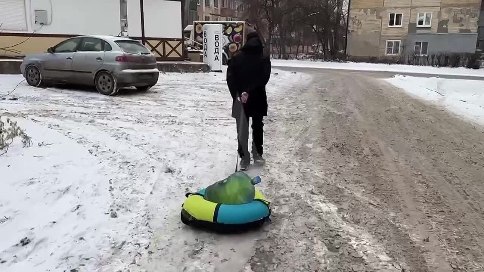 Тюбинг по-донецки: в обезвоженной столице ДНР возят воду на надувных кружках