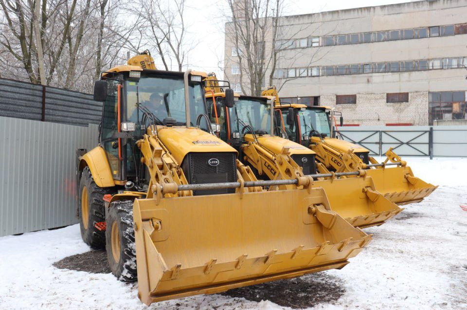 Новые экскаваторы-погрузчики поступили в Донецк, Макеевку и Енакиево