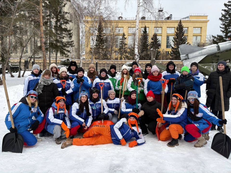 Более 700 студентов и школьников вышли на помощь регионам в уборке снега