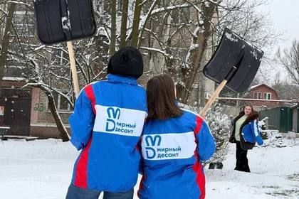 К расчистке снега в ДНР присоединились порядка 25 участников студотрядов