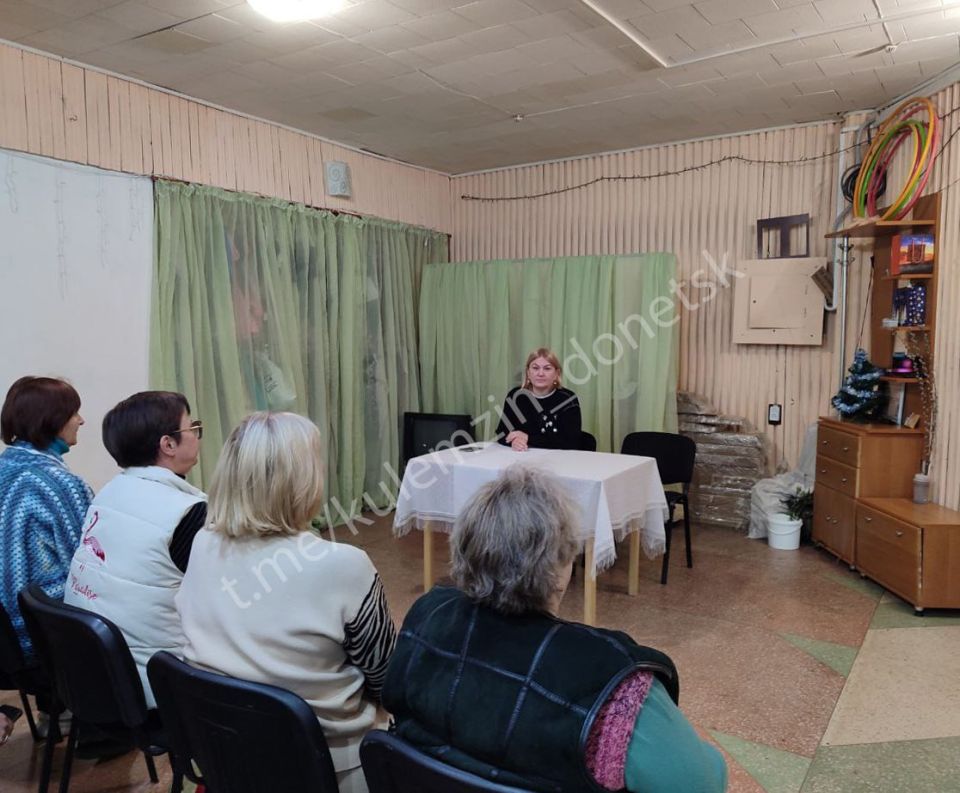 В Будённовском районе состоялась встреча с трудовым коллективом Дворца культуры «Заперевальный», которую провела заместитель главы администрации городского округа Донецк