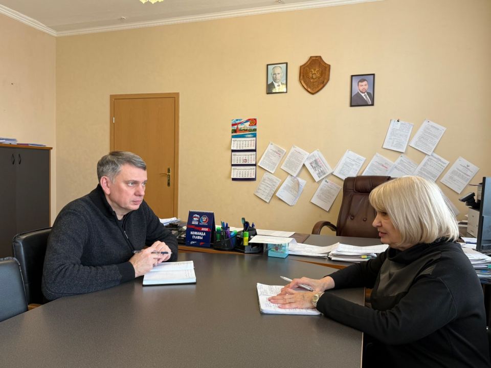 Ирина Кутенко: Провел рабочую встречу с Председателем Донецкой республиканской организации Общероссийского профессионального союза работников государственных учреждений и общественного обслуживания Российской Федерации...