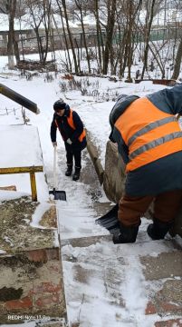 Сотрудники жилищно-коммунальных предприятий Кировского внутригородского района г. Донецка продолжают выполнять работы по благоустройству наших улиц