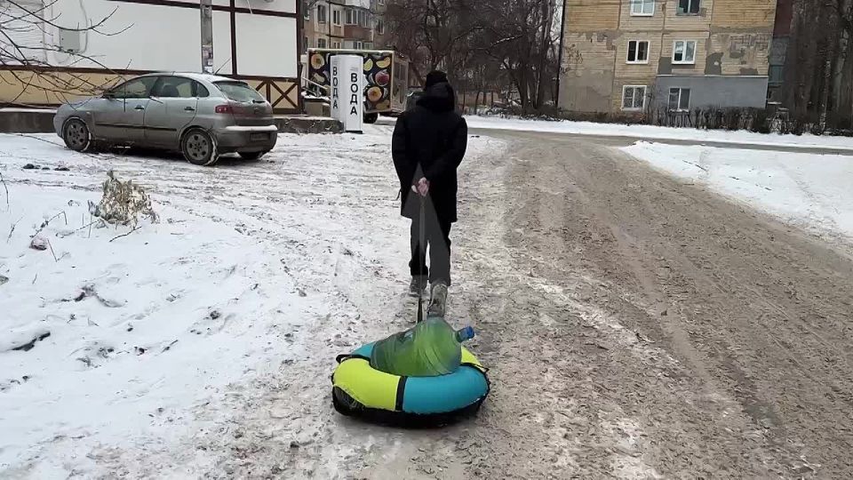 Донецкий лайфхак для походов за водой был замечен на одной из улиц города