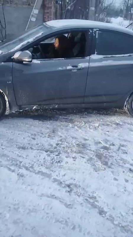 Перекрыла дорогу и «скрылась» от камеры на побитом Hyundai Solaris неадекватная дама в Донецке