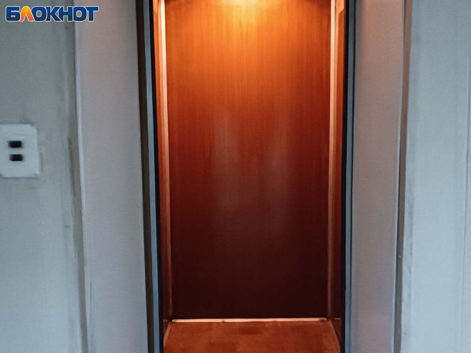 Беременные мамы страдают из-за не работающего лифта в многоэтажке Кировского района Донецка