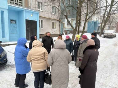 По поручению Главы ДНР Дениса Пушилина 27.01.2026 по адресу: г. Донецк, пр.Ленинский,120 состоялась встреча с жителями, на которой присутствовали руководитель Управы Ленинского внутригородского района Татьяна Темникова...