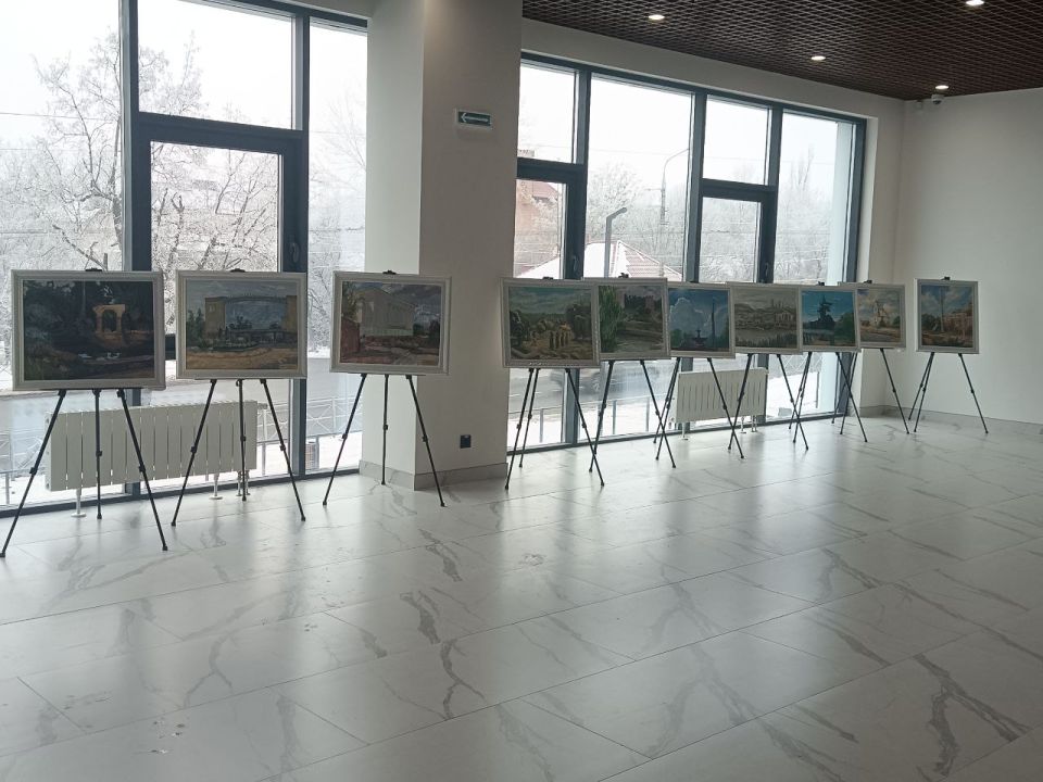 Выставка художественных работ «Рисуем жизнь» представлена в Молодёжном центре «30/09»